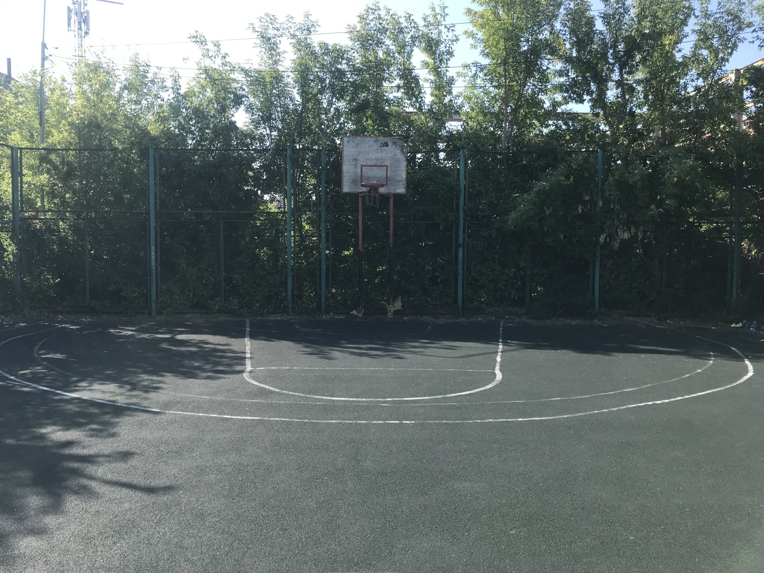 Баскетбольная площадка на ул. Жукова, 111
