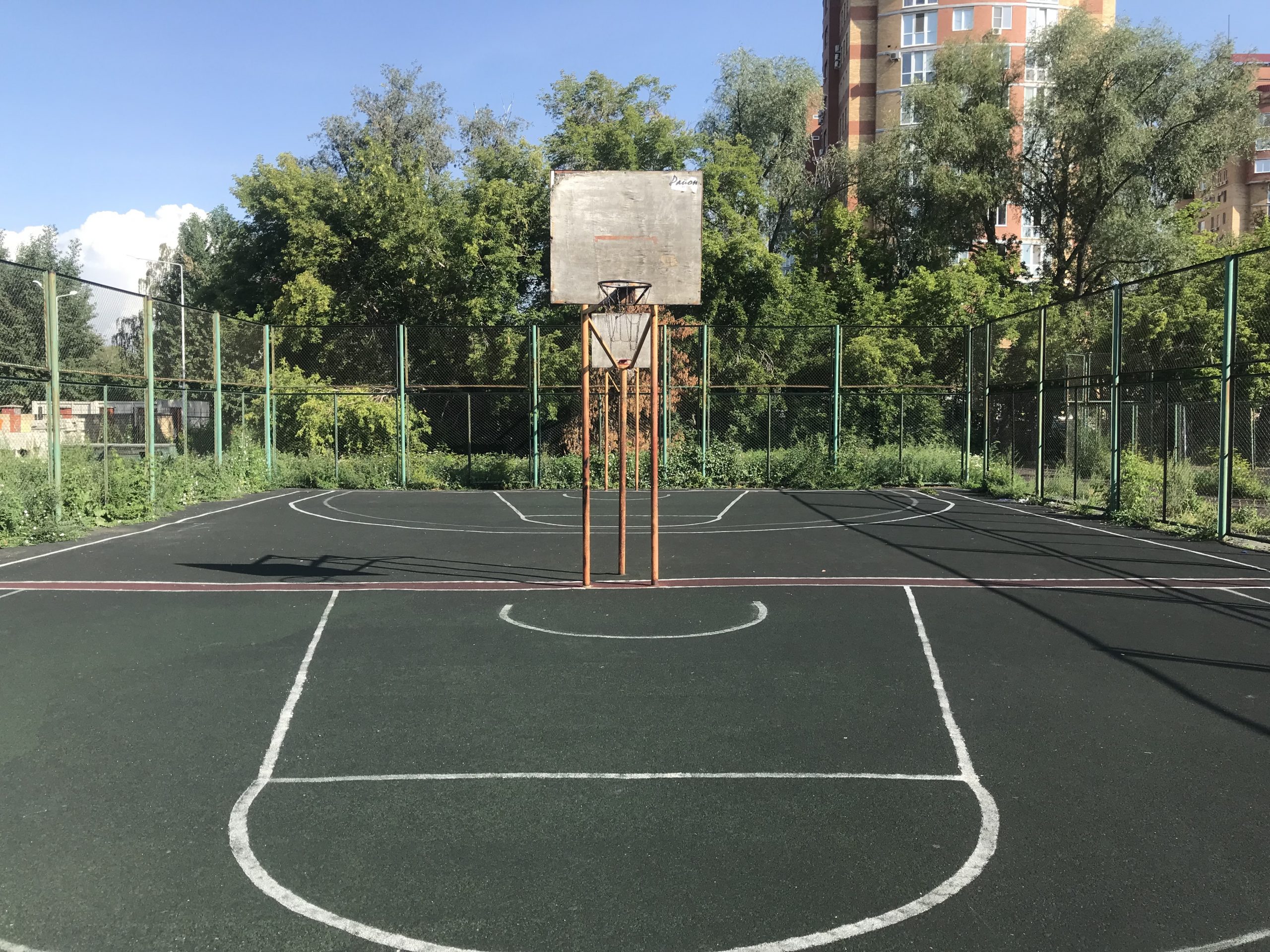 Баскетбольная площадка на ул. Жукова, 111