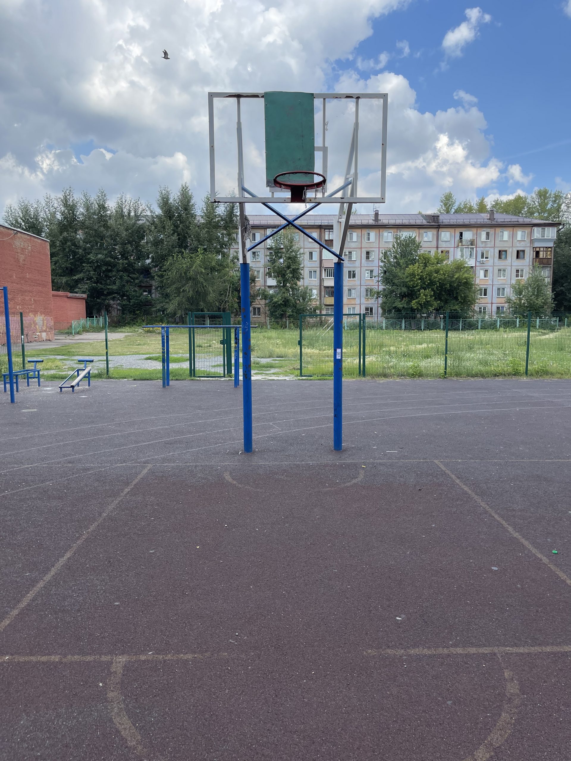 Баскетбольная площадка во дворе школы №63