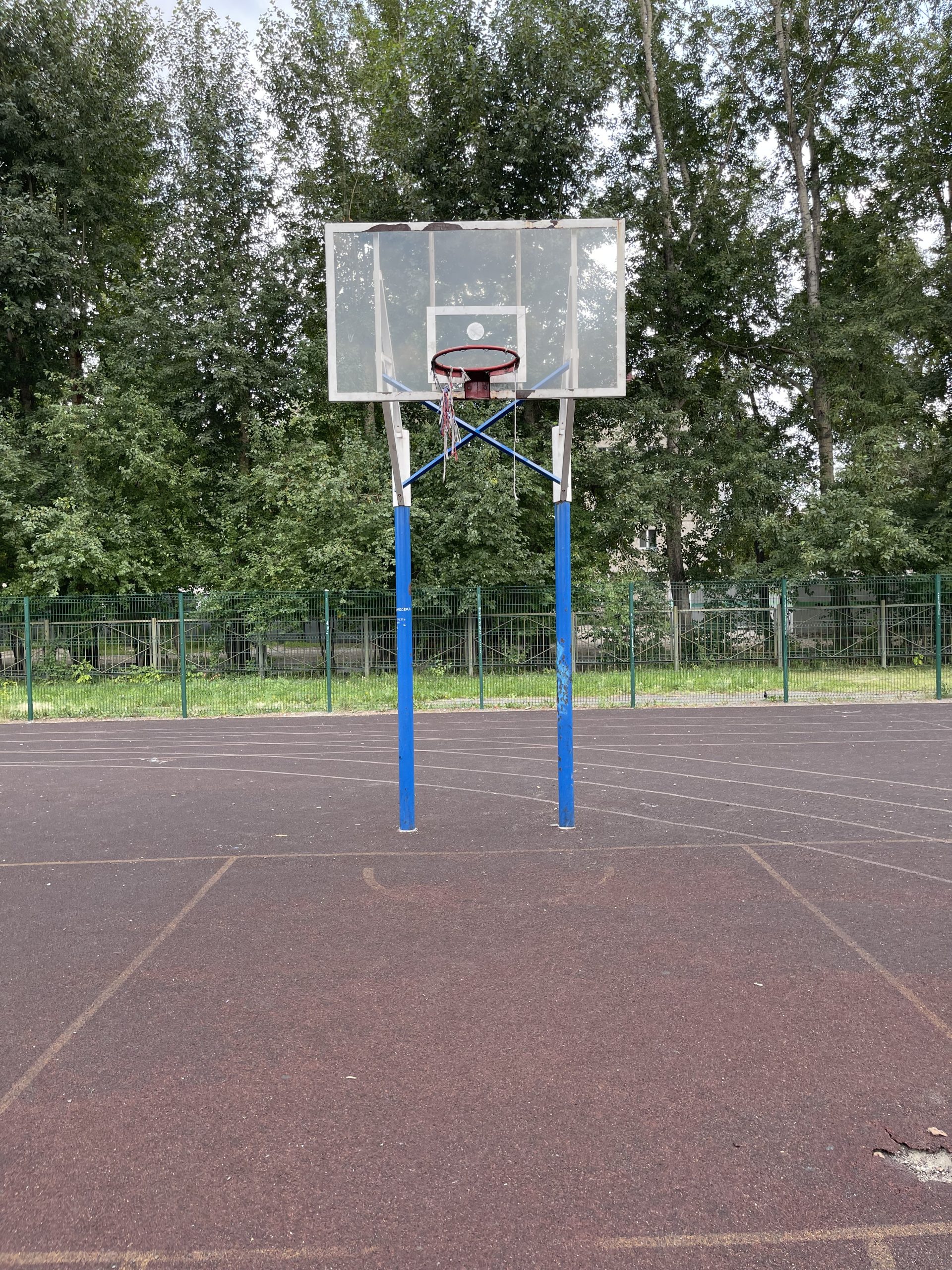 Баскетбольная площадка во дворе школы №63