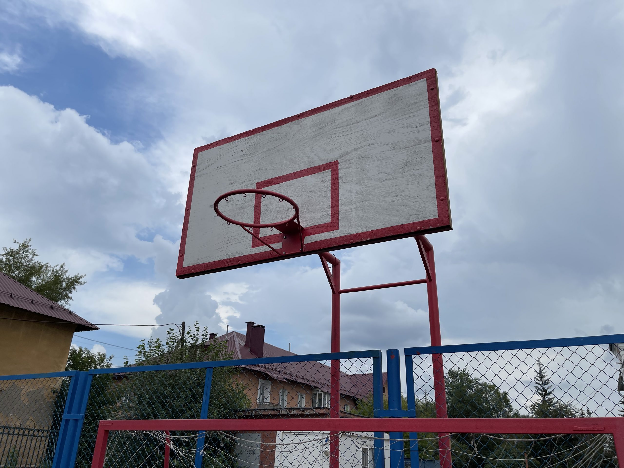 Баскетбольная площадка во дворе гимназии №84