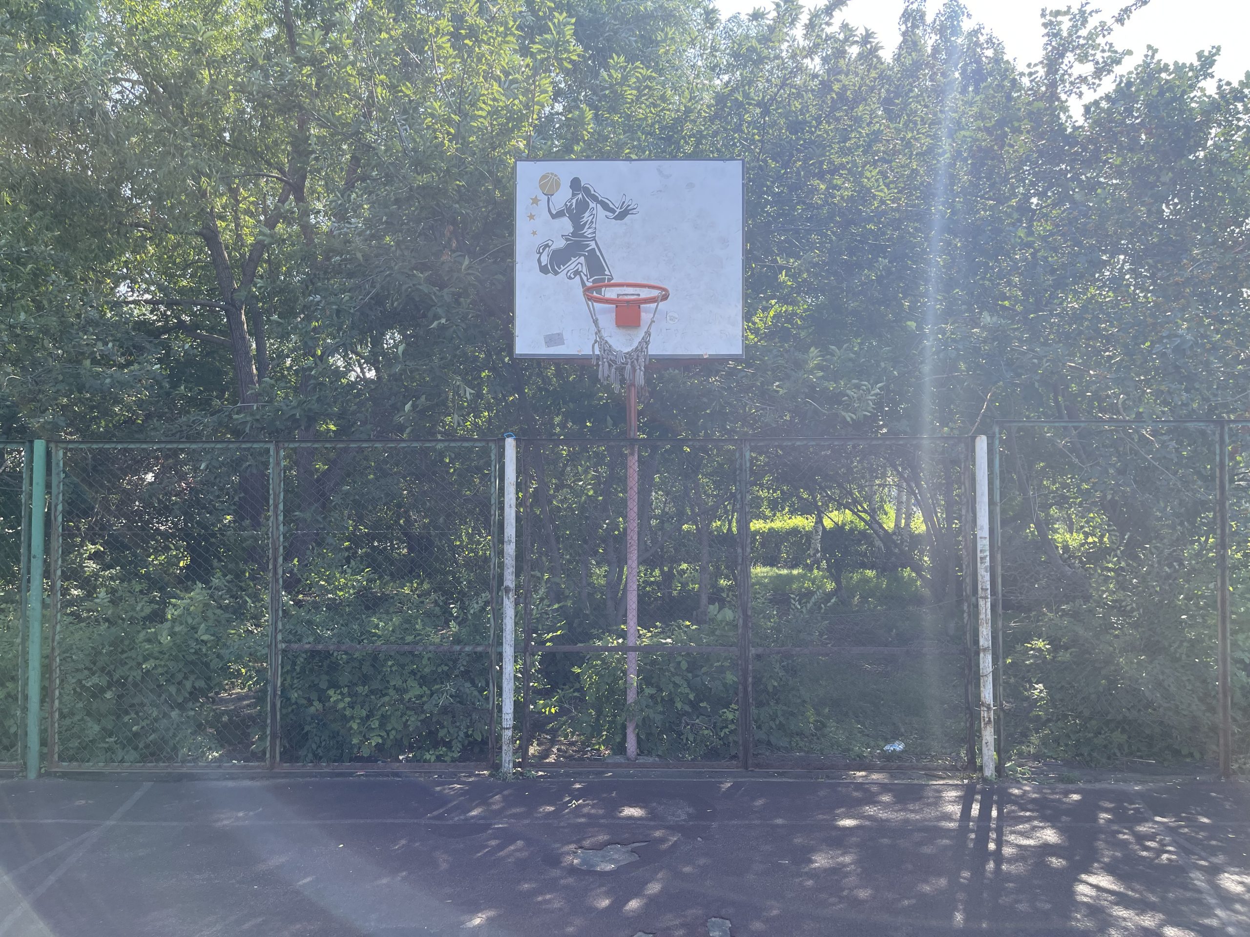 Баскетбольная площадка возле Гимназии №150