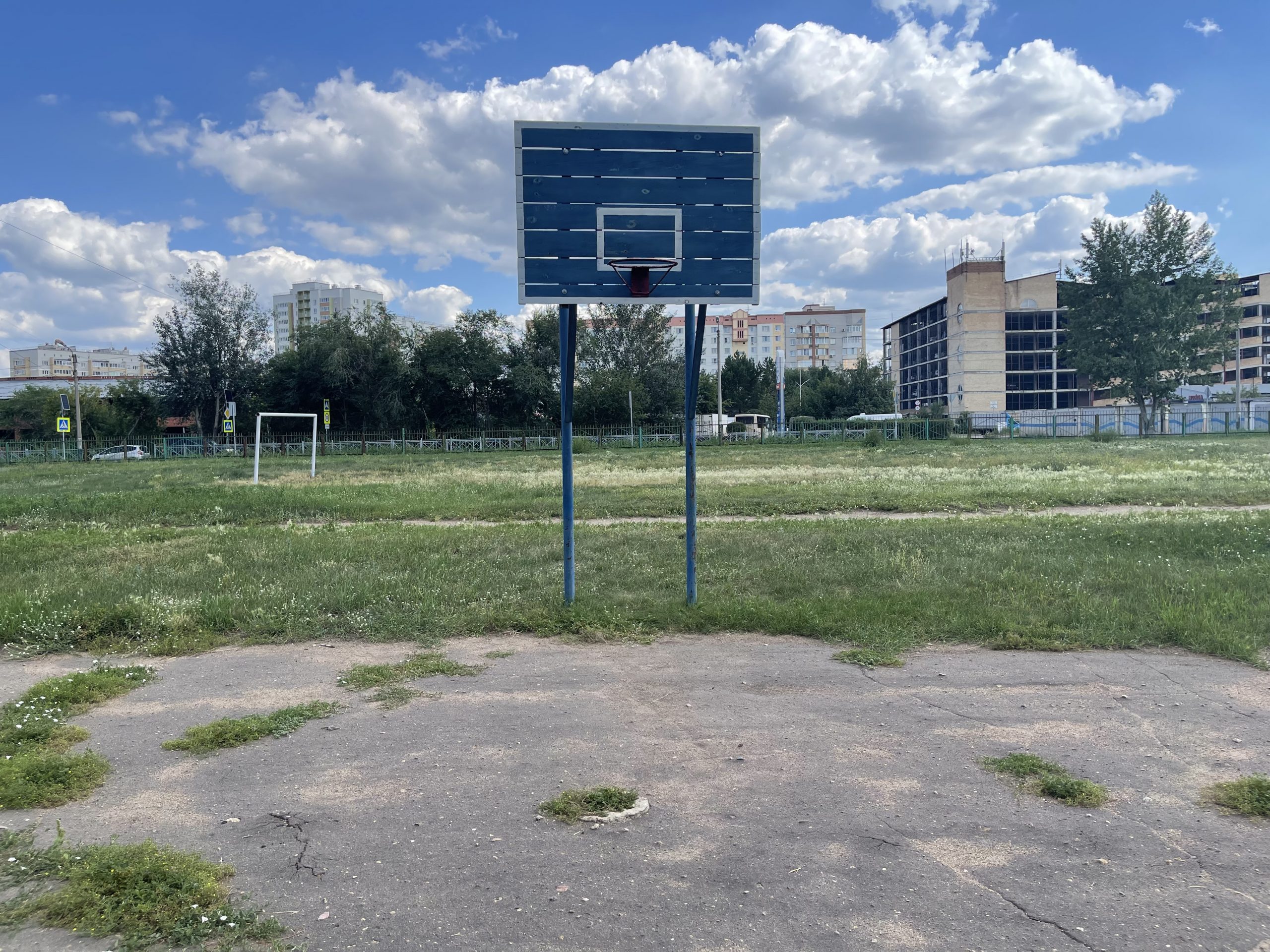 Баскетбольная площадка возле Школы №42