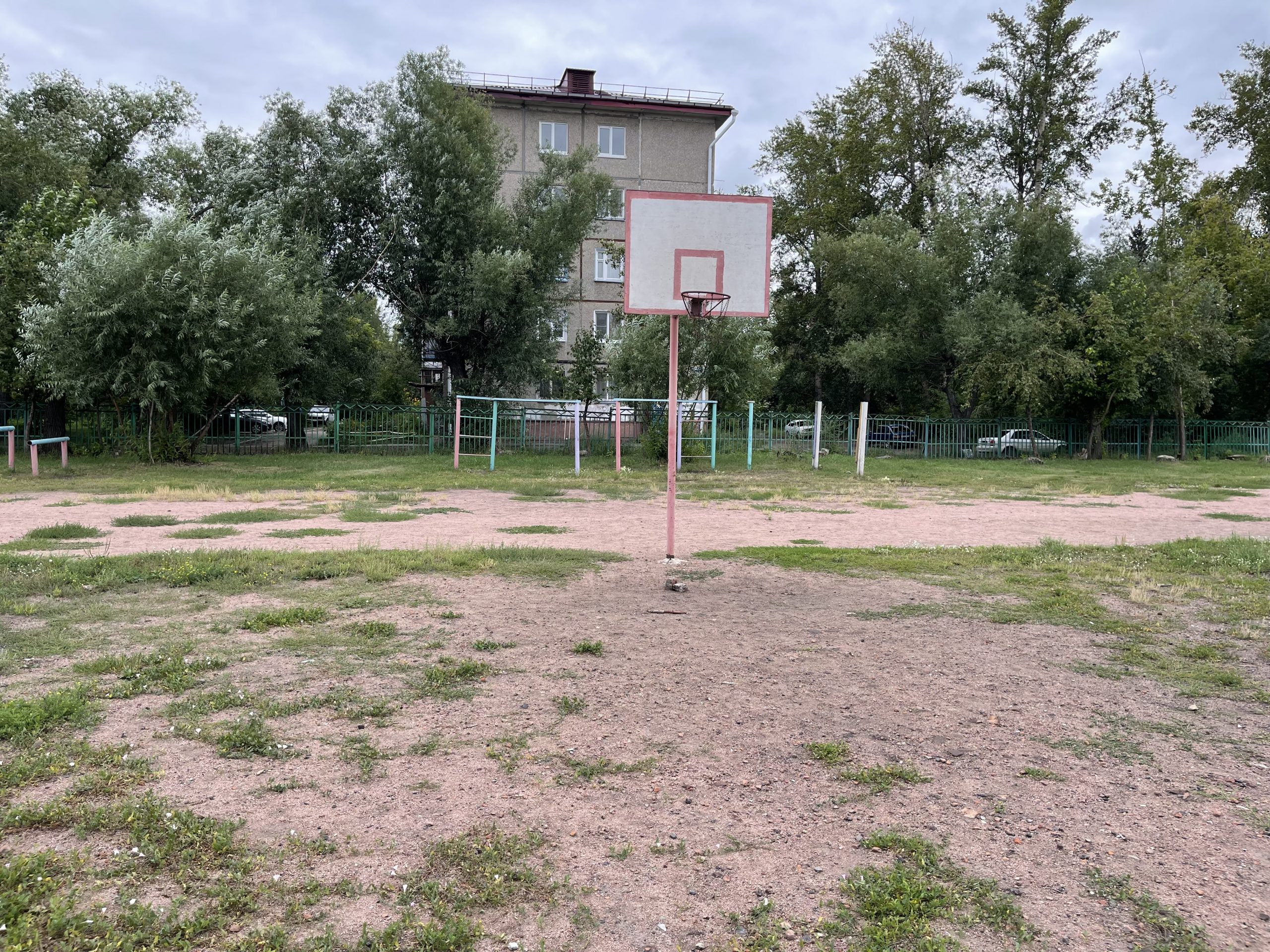 Баскетбольная площадка возле Лицея №25