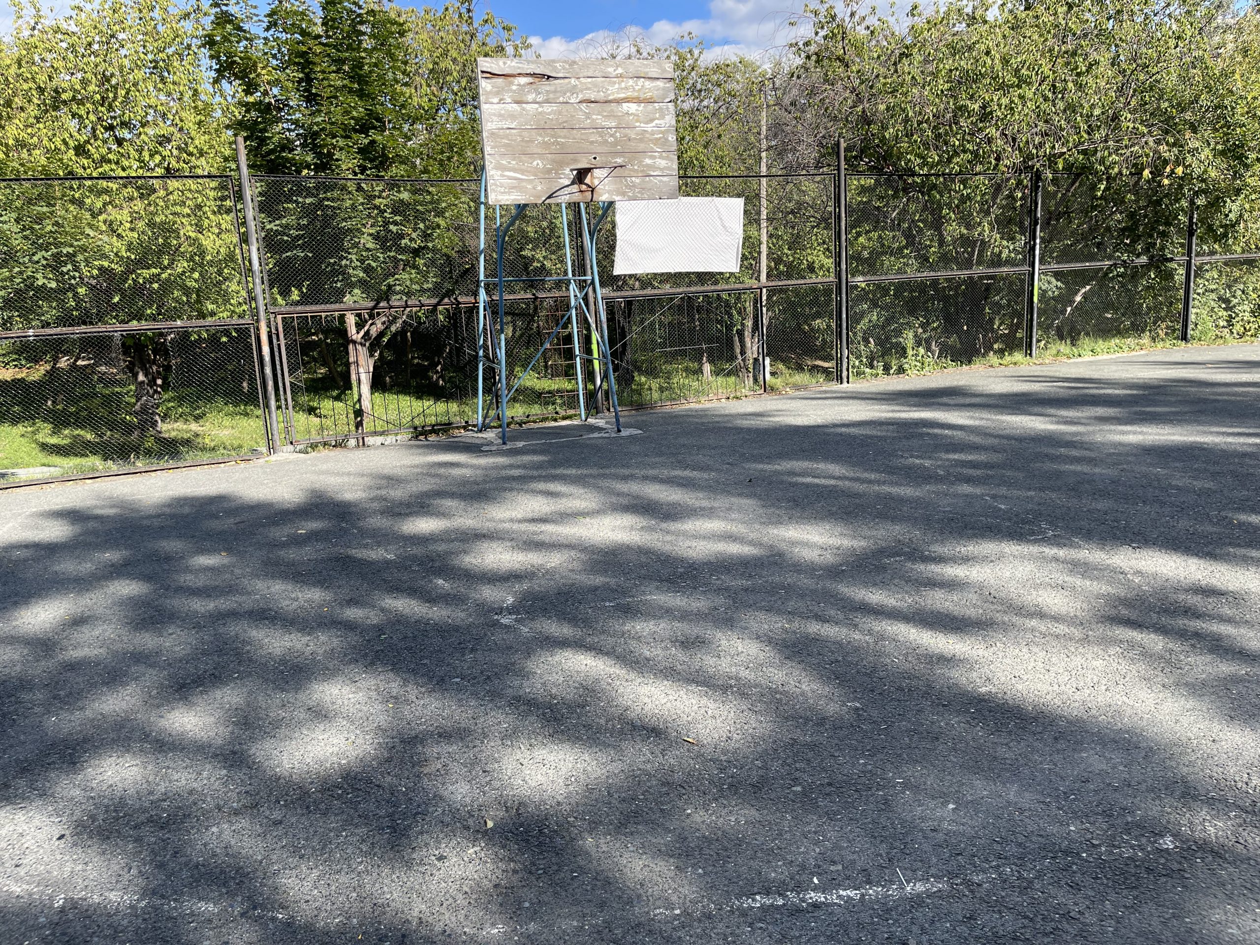 Баскетбольная площадка на территории Школы 11