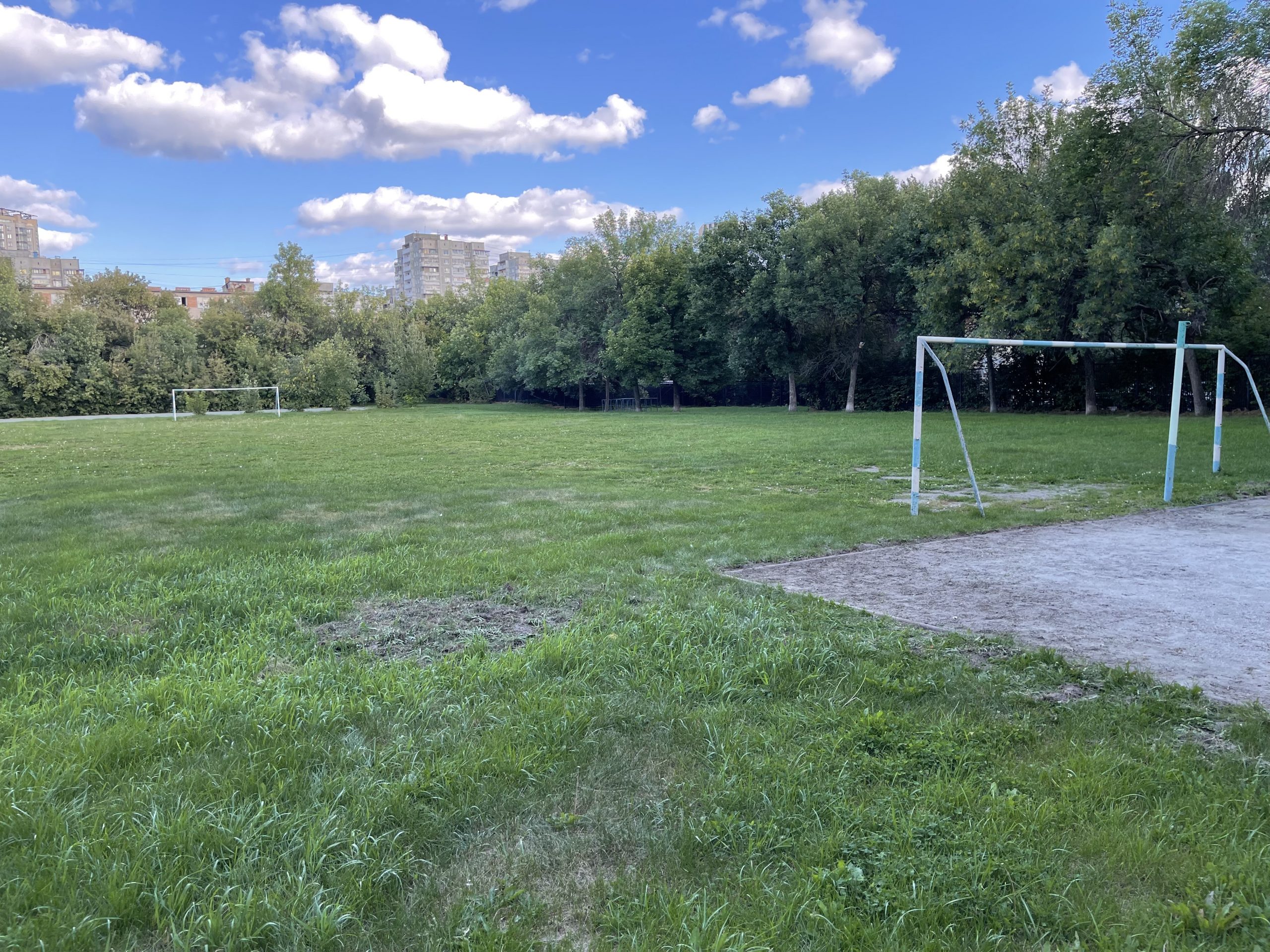 Футбольное поле на территории Школы 141