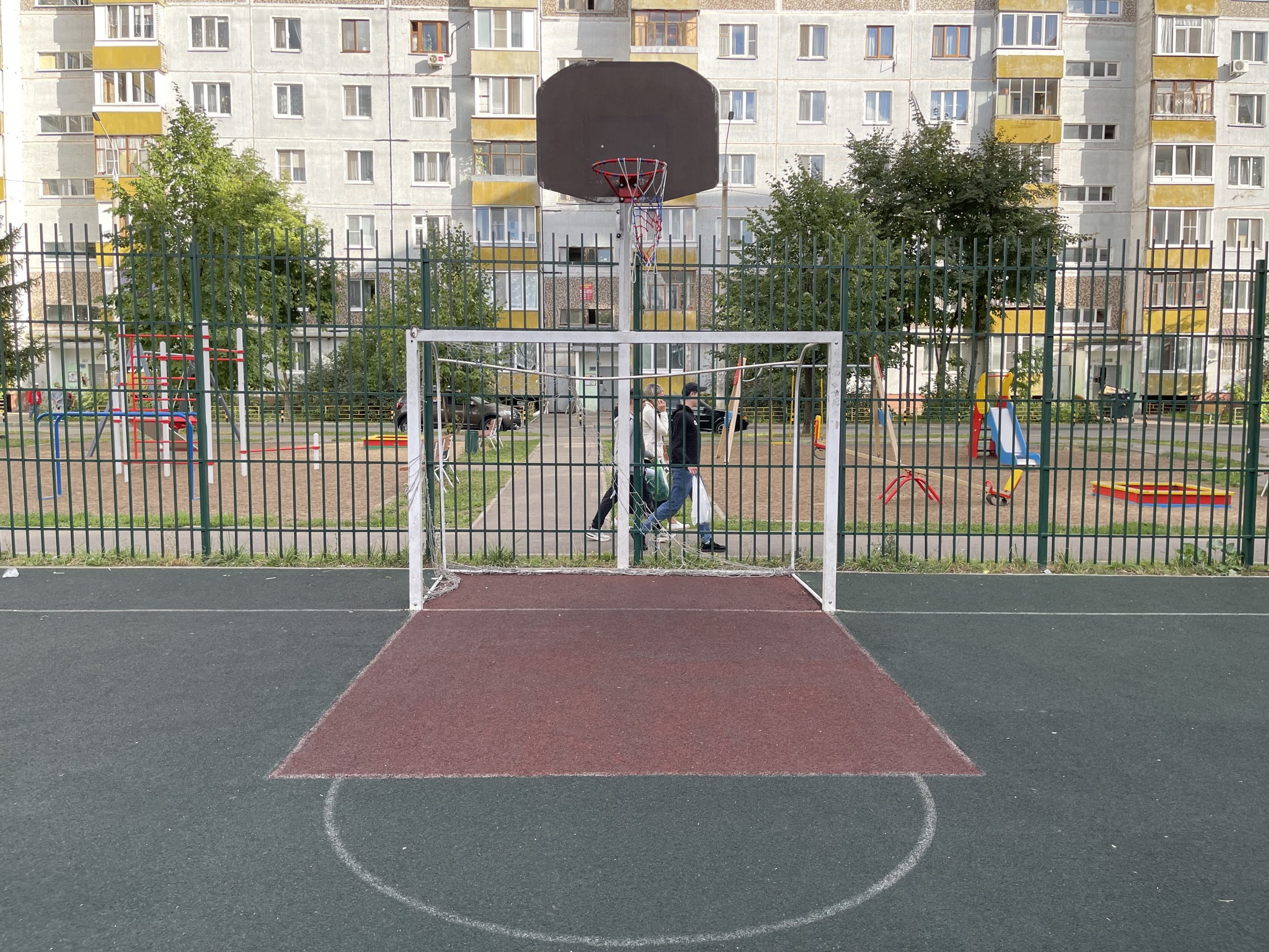 Баскетбольная площадка на ул. Юлиуса Фучика, 2