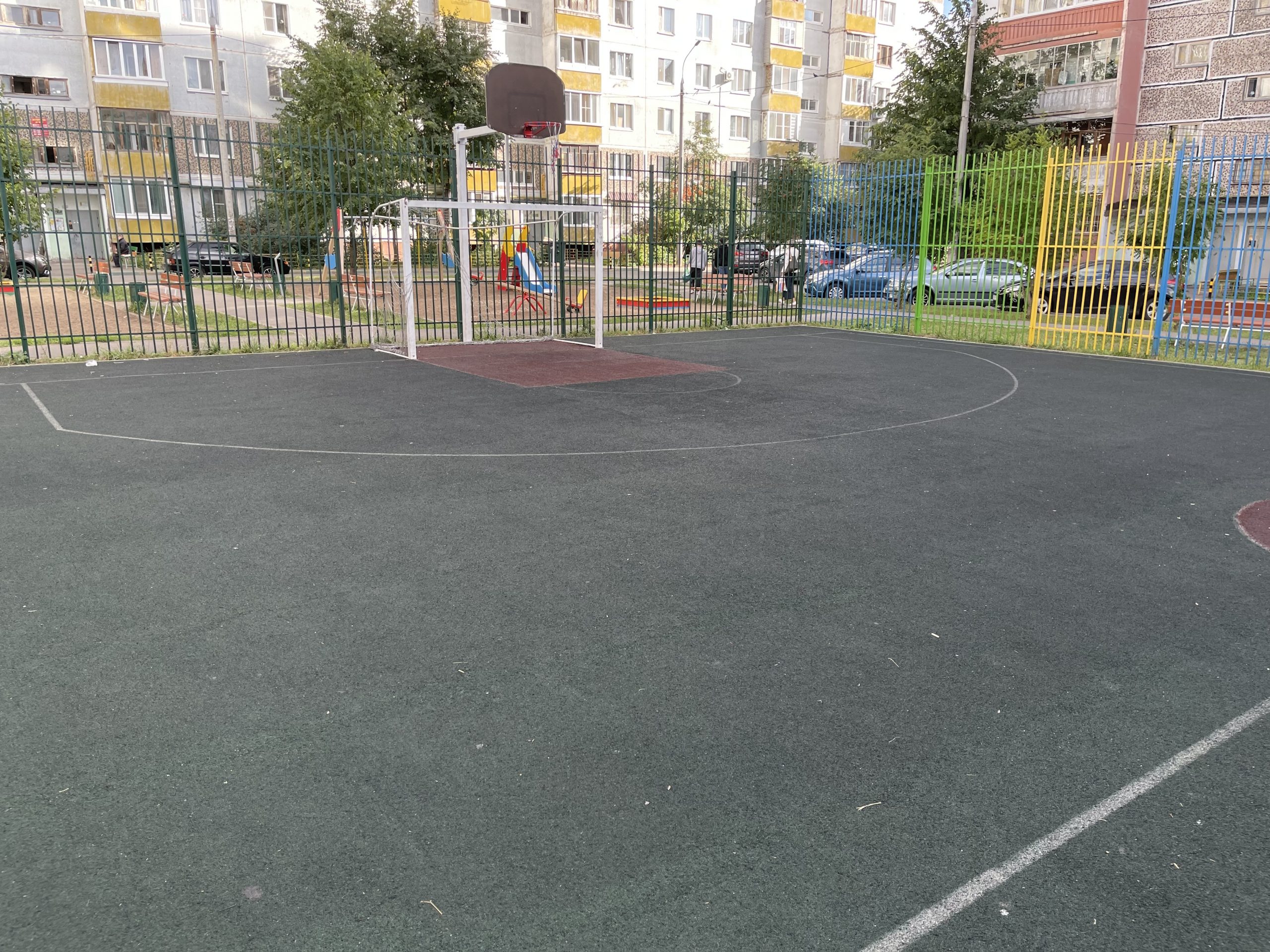 Баскетбольная площадка на ул. Юлиуса Фучика, 2