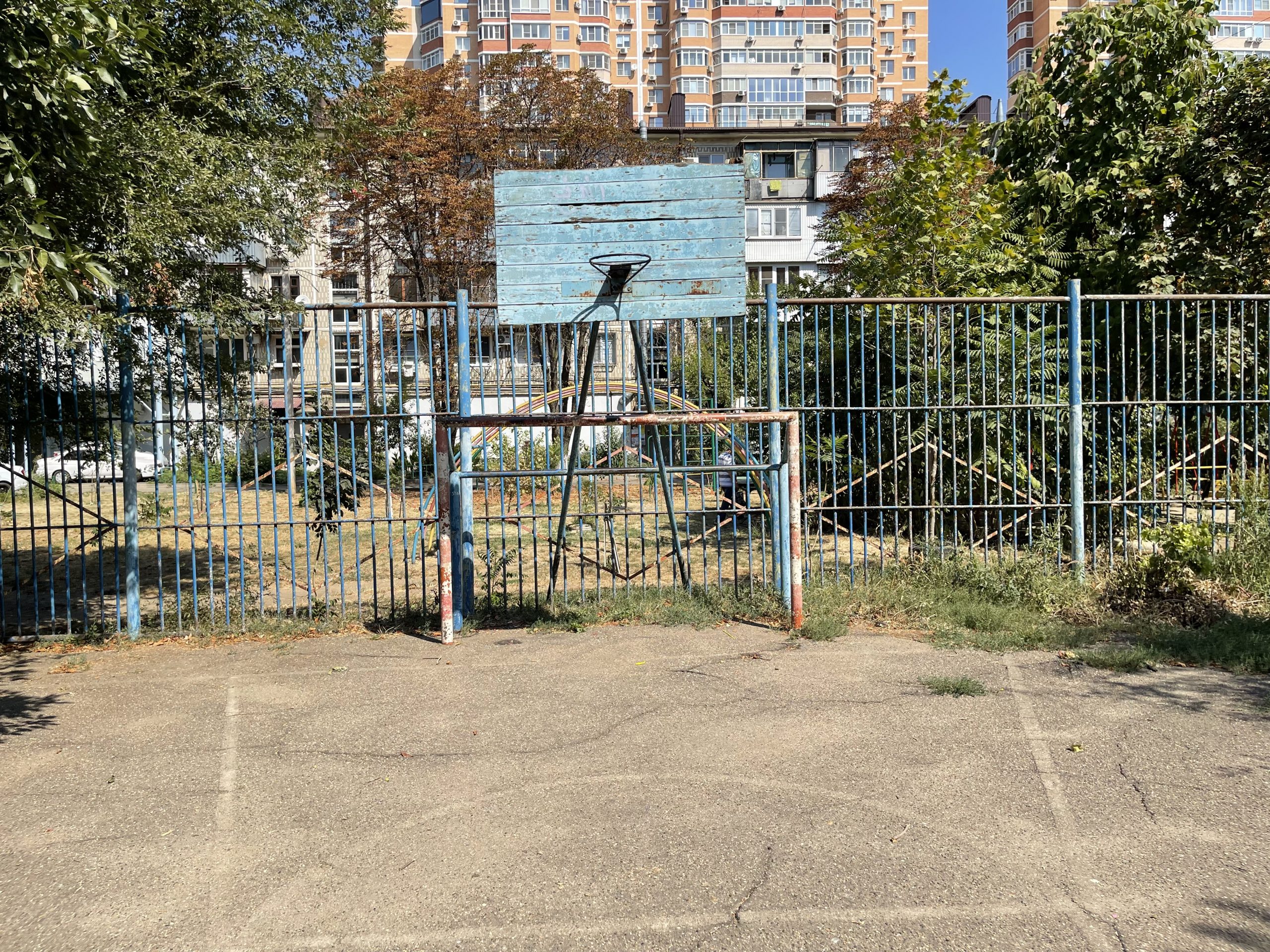 Баскетбольная площадка на ул. Яна Полуяна, 32