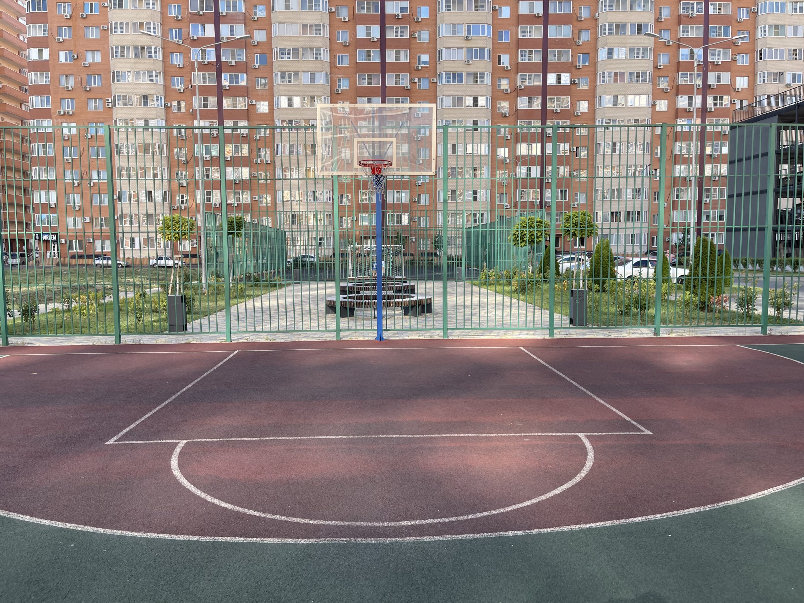 Баскетбольная площадка на ул. Героев-Разведчиков, 6к2