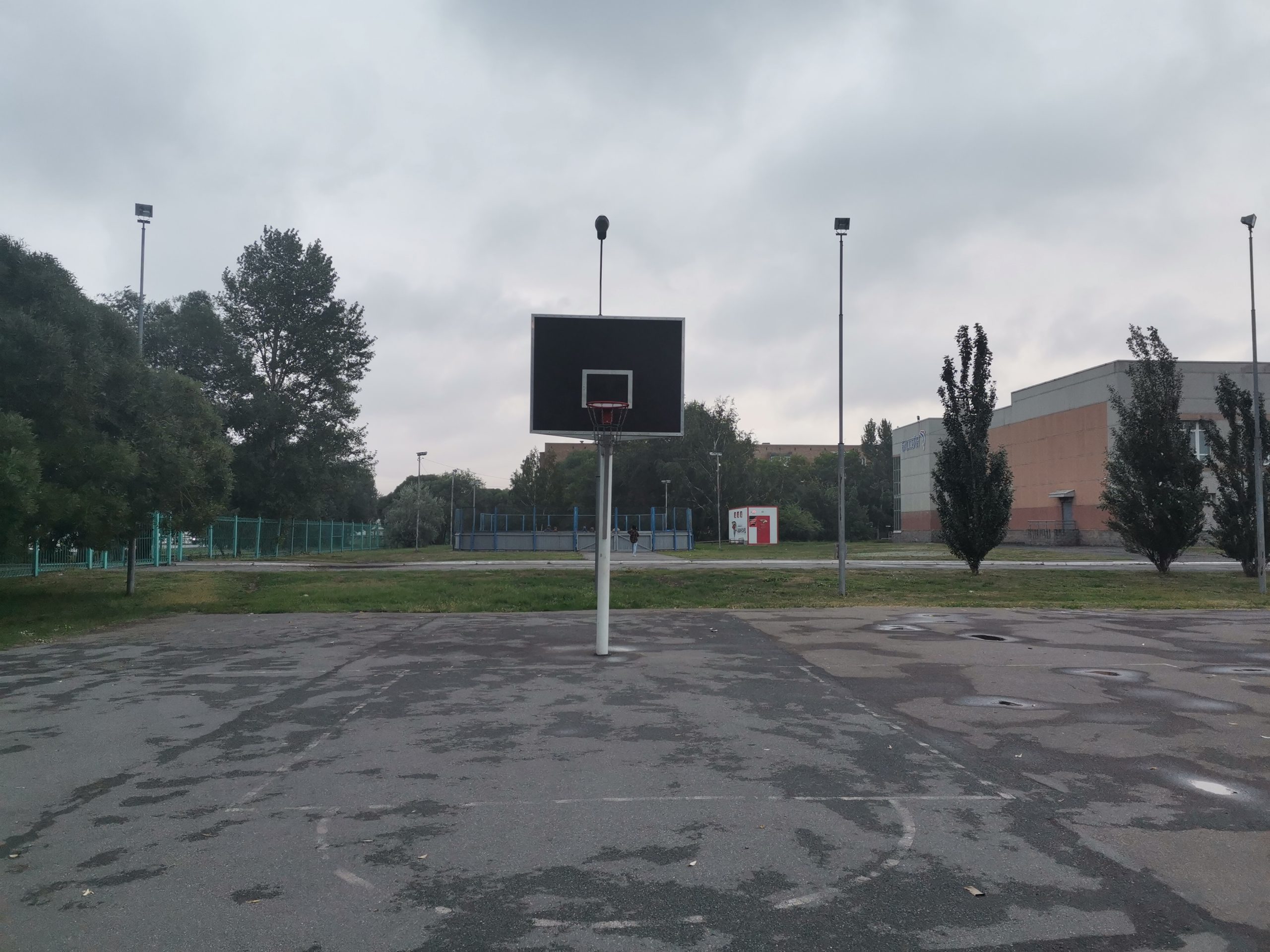 Баскетбольная площадка на ул. Мельничная, 4