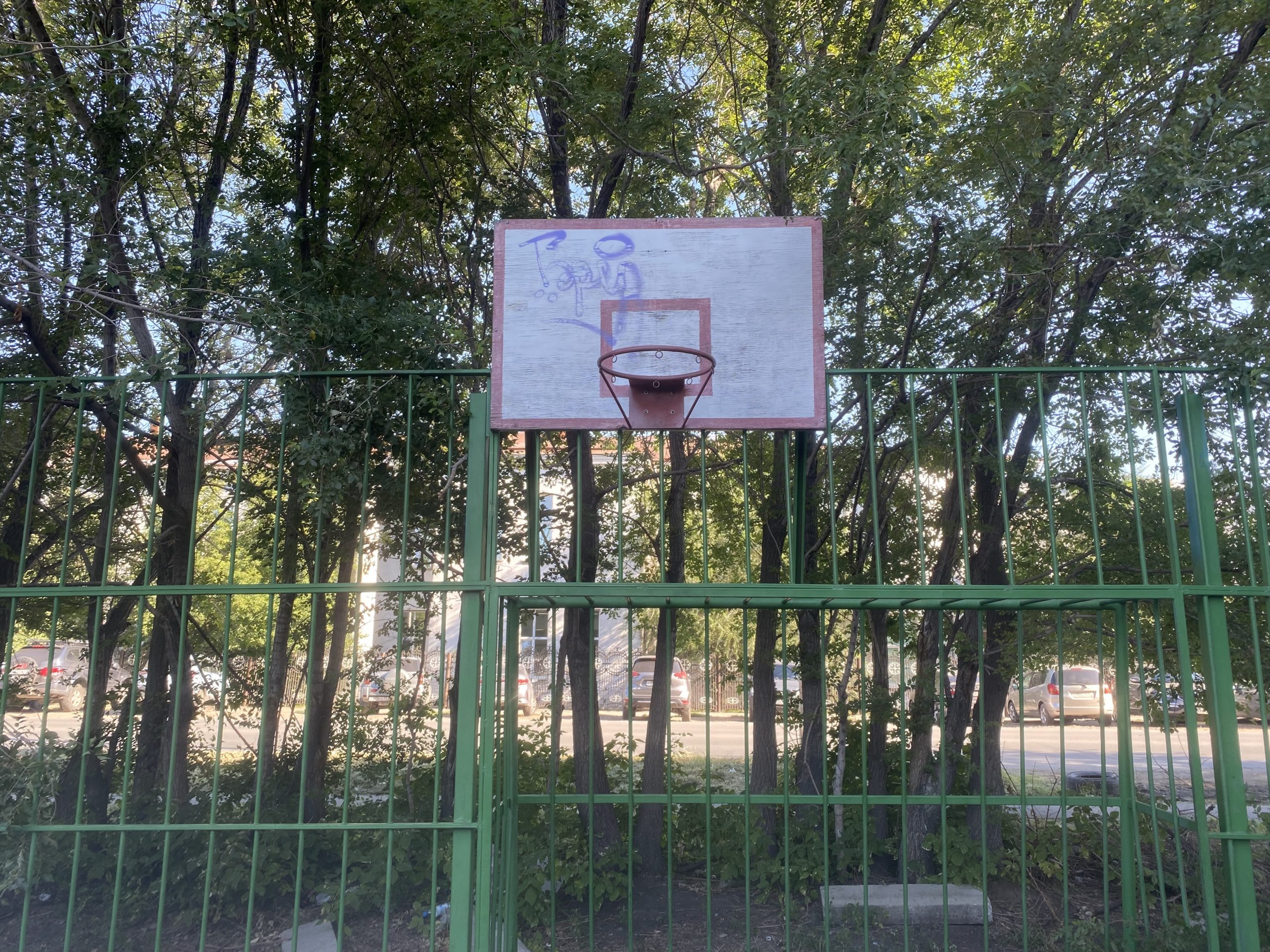 Баскетбольная площадка на ул. Октябрьская улица, 98