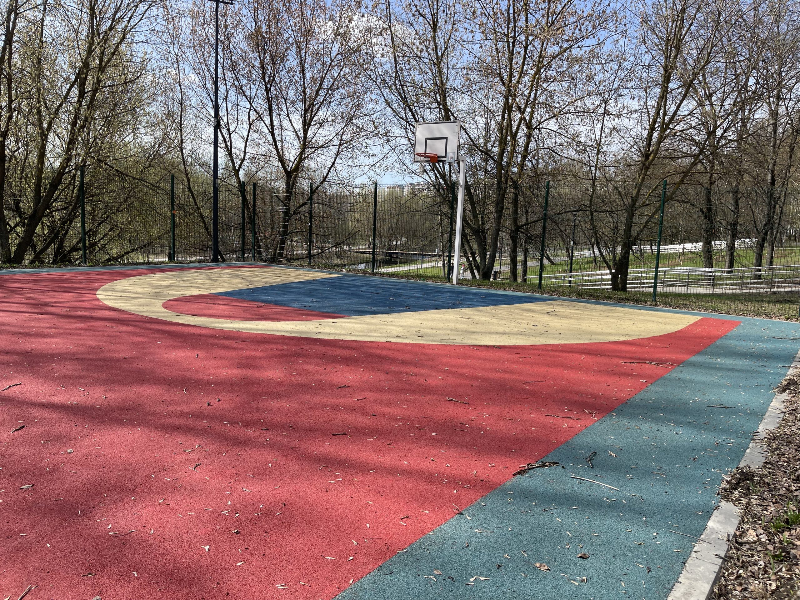 Баскетбольная площадка в сквере по Олонецкому проезду