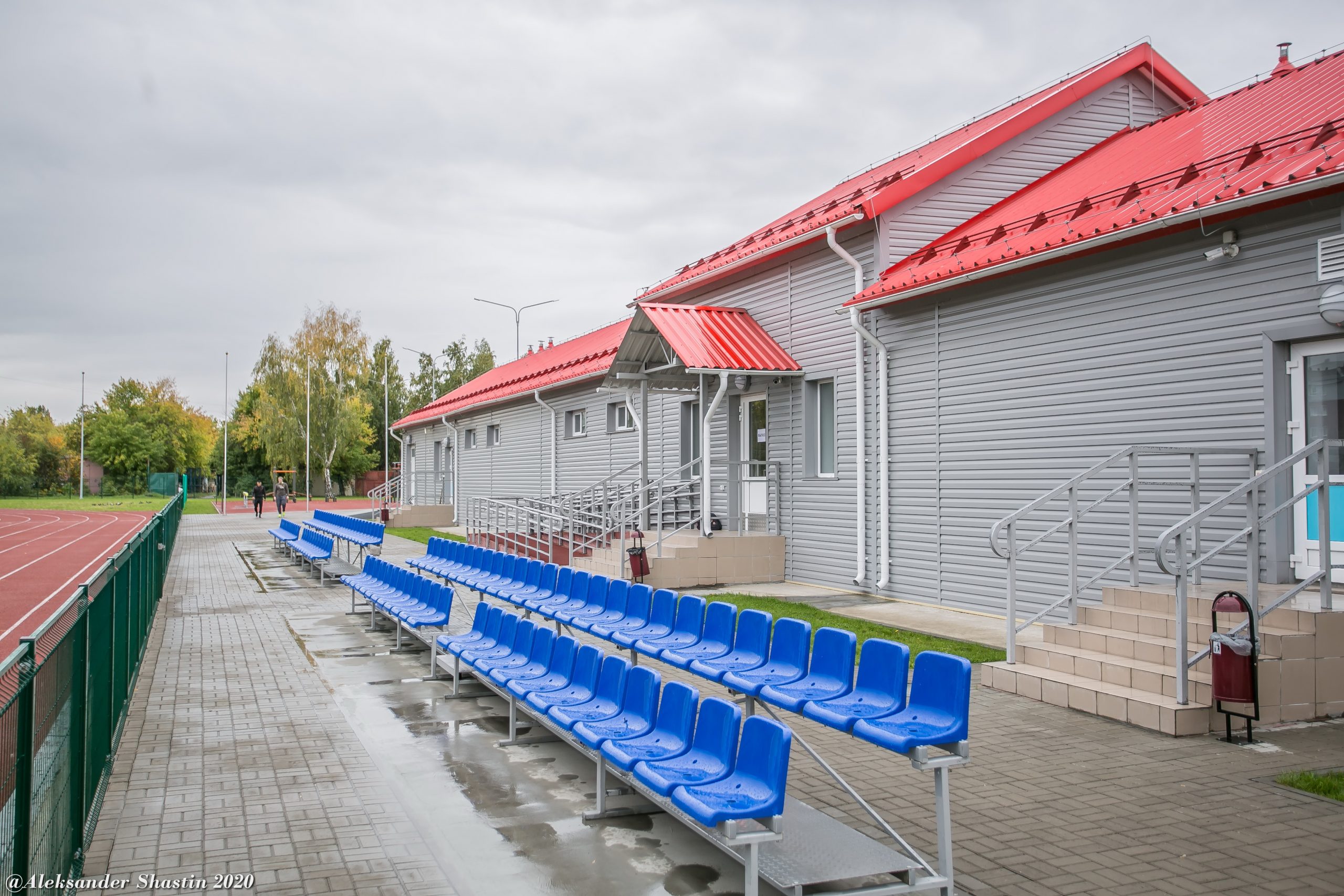 Футбольное поле стадиона СибГУФК