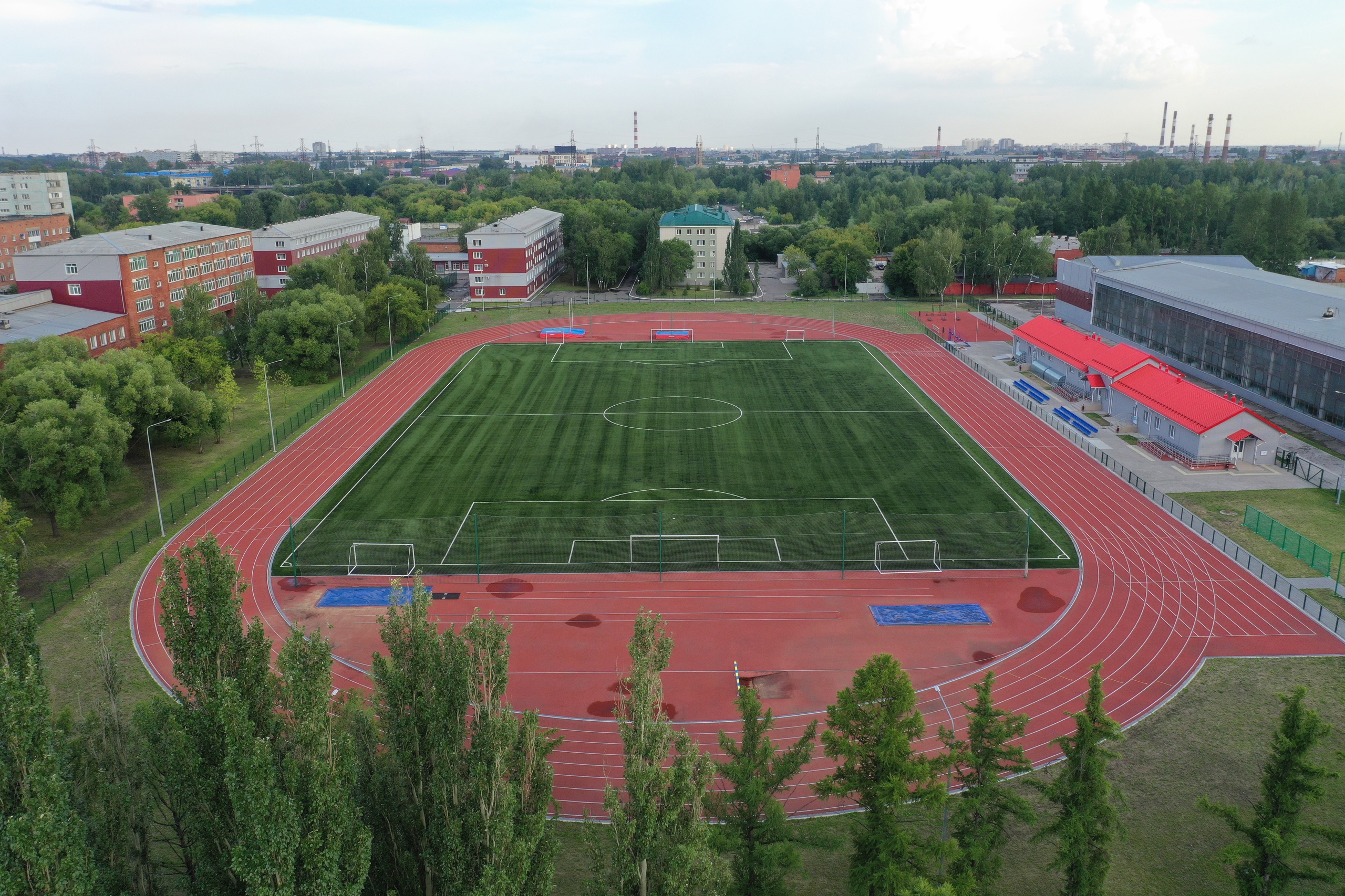 Футбольное поле стадиона СибГУФК